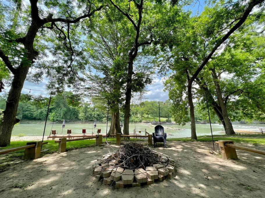 The River Haven - Sleeps 32 - On Guadalupe River Seguin Kültér fotó