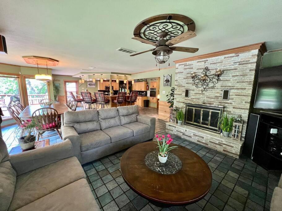 The River Haven - Sleeps 32 - On Guadalupe River Seguin Kültér fotó