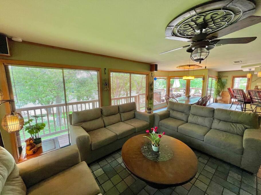 The River Haven - Sleeps 32 - On Guadalupe River Seguin Kültér fotó