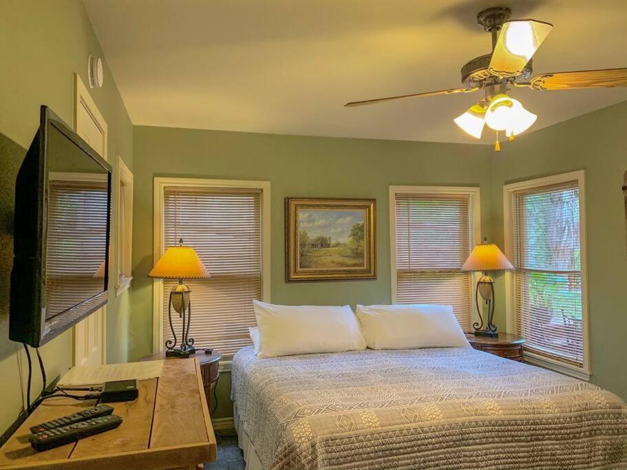 The River Haven - Sleeps 32 - On Guadalupe River Seguin Kültér fotó