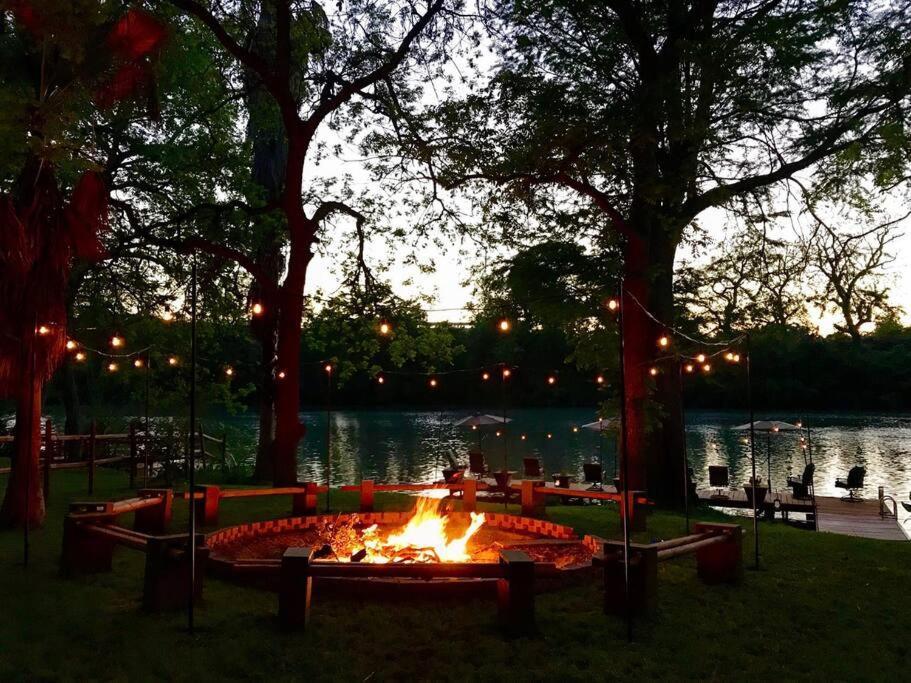 The River Haven - Sleeps 32 - On Guadalupe River Seguin Kültér fotó