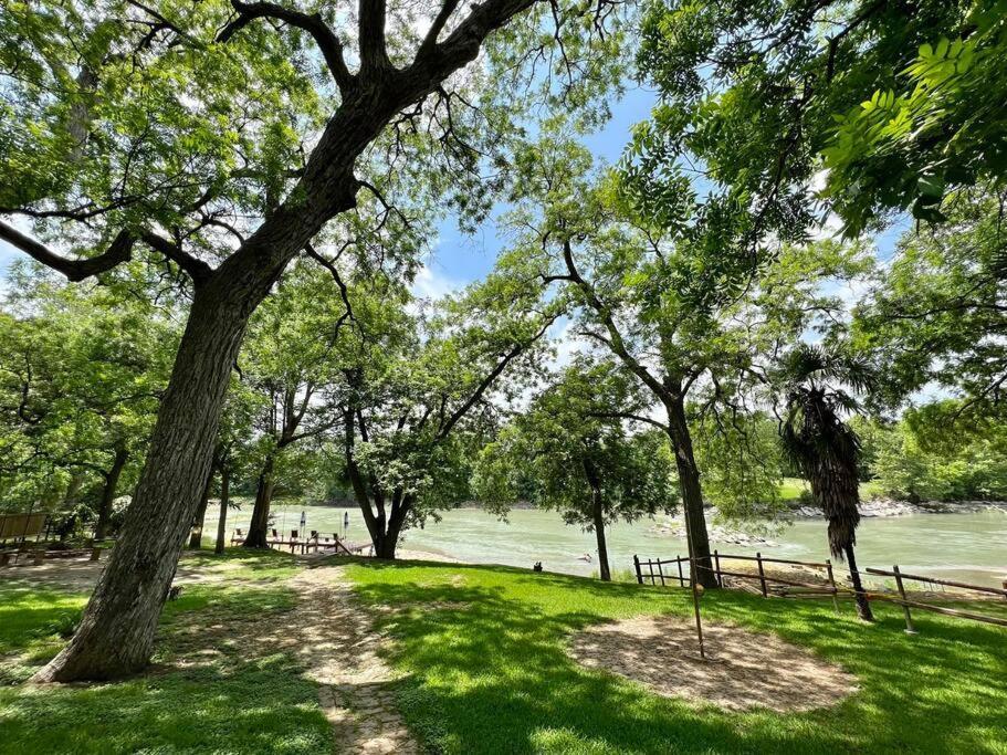 The River Haven - Sleeps 32 - On Guadalupe River Seguin Kültér fotó